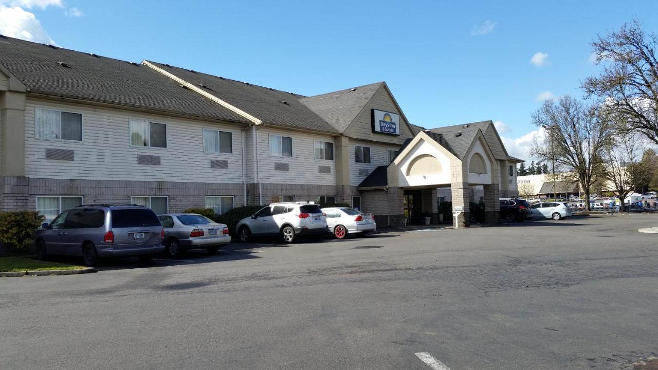 Days Inn & Suites By Wyndham Vancouver Exterior photo